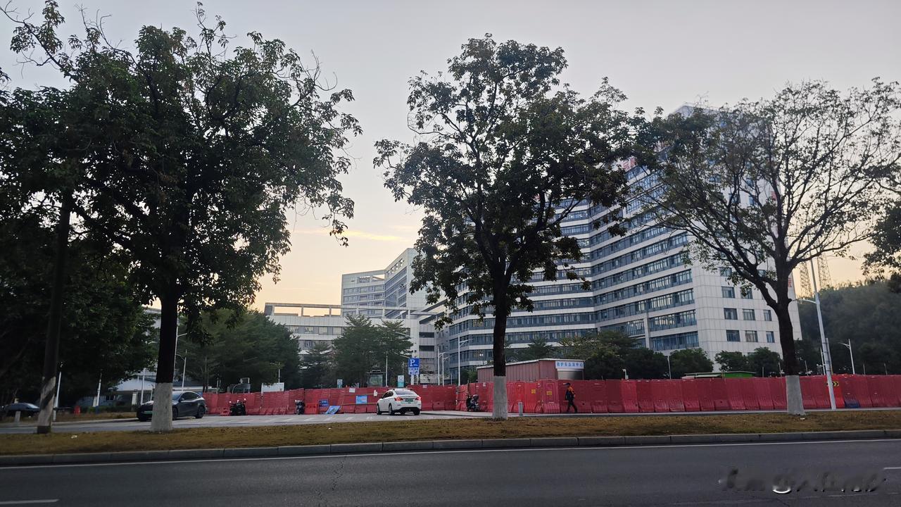 南沙大医院又在搞什么大项目，西门都围了起来了，难道是要把西门搞成大门了？
感觉西