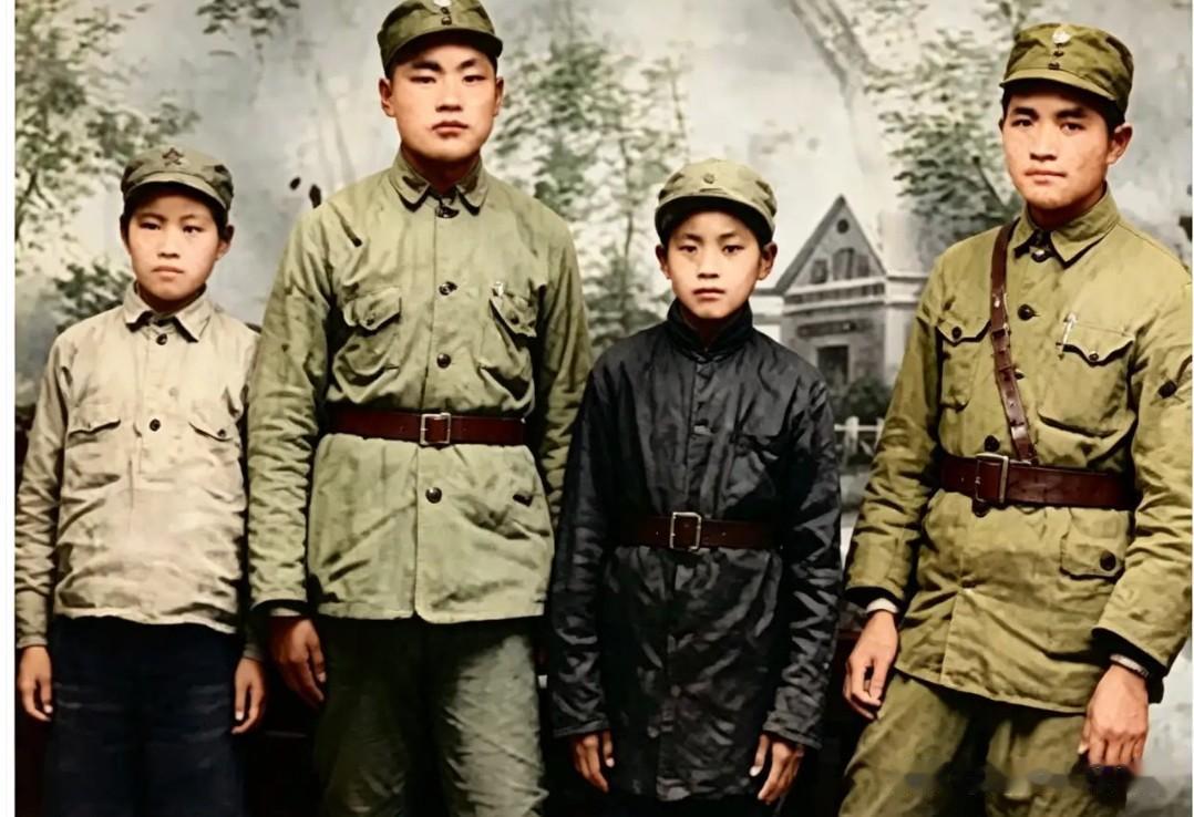 1937年春节，开国少将李中权与四弟中柏、五弟中衡、小妹中秋在延安的一张十分珍贵