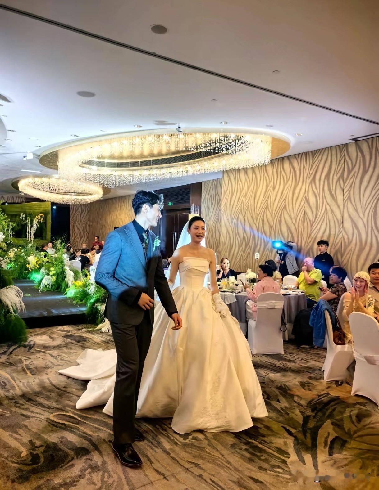 上海男排名将武弸智和女排前国手秦思宇于昨日在上海静安香格里拉酒店举办婚礼，由陆天