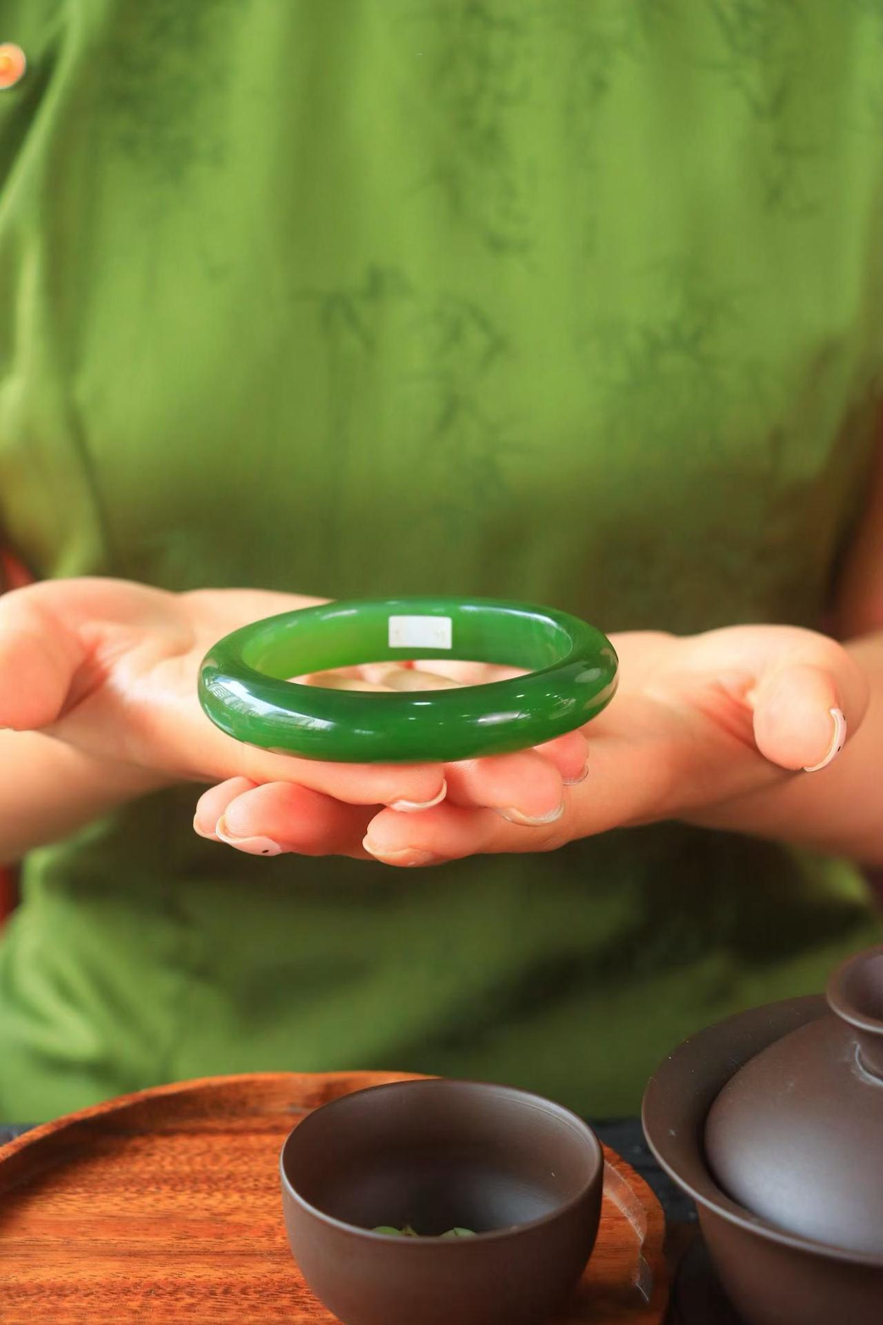·〈芳年华月 玉镯〉

精品玉镯❤️
和田玉老坑碧玉玉镯，佩戴高贵优雅～色泽怡人