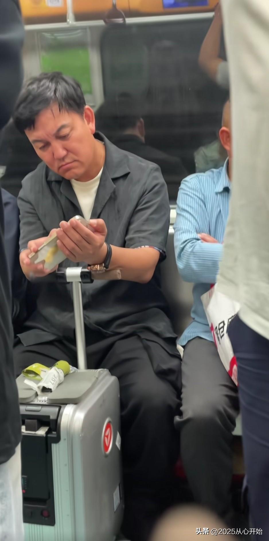 他曾是湖南卫视的当家主持人，电视节目《爸爸去哪儿》里火红的“村长”一角，没想到最