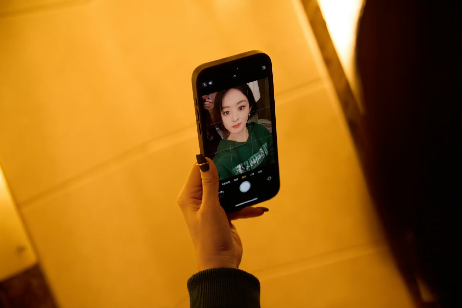 #赵丽颖后台惬意瞬间##赵丽颖东京电影节今天见#周一新鲜自拍放松🈶东京电影节丽