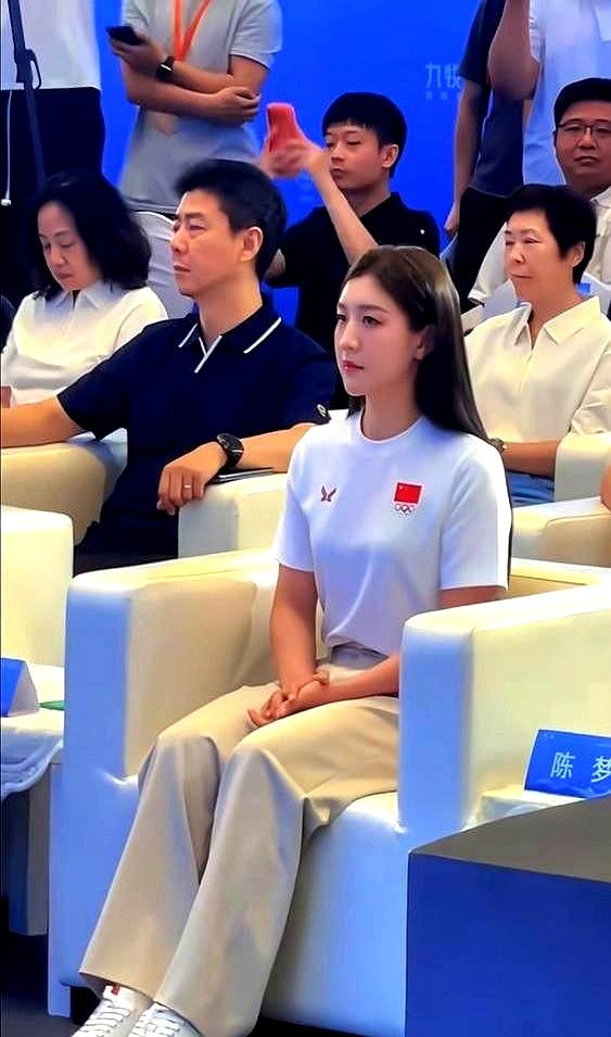 7月30日，石家庄北国商城那一幕挺有意思：陈梦换下赛场服，穿着深空蓝礼服出现在台