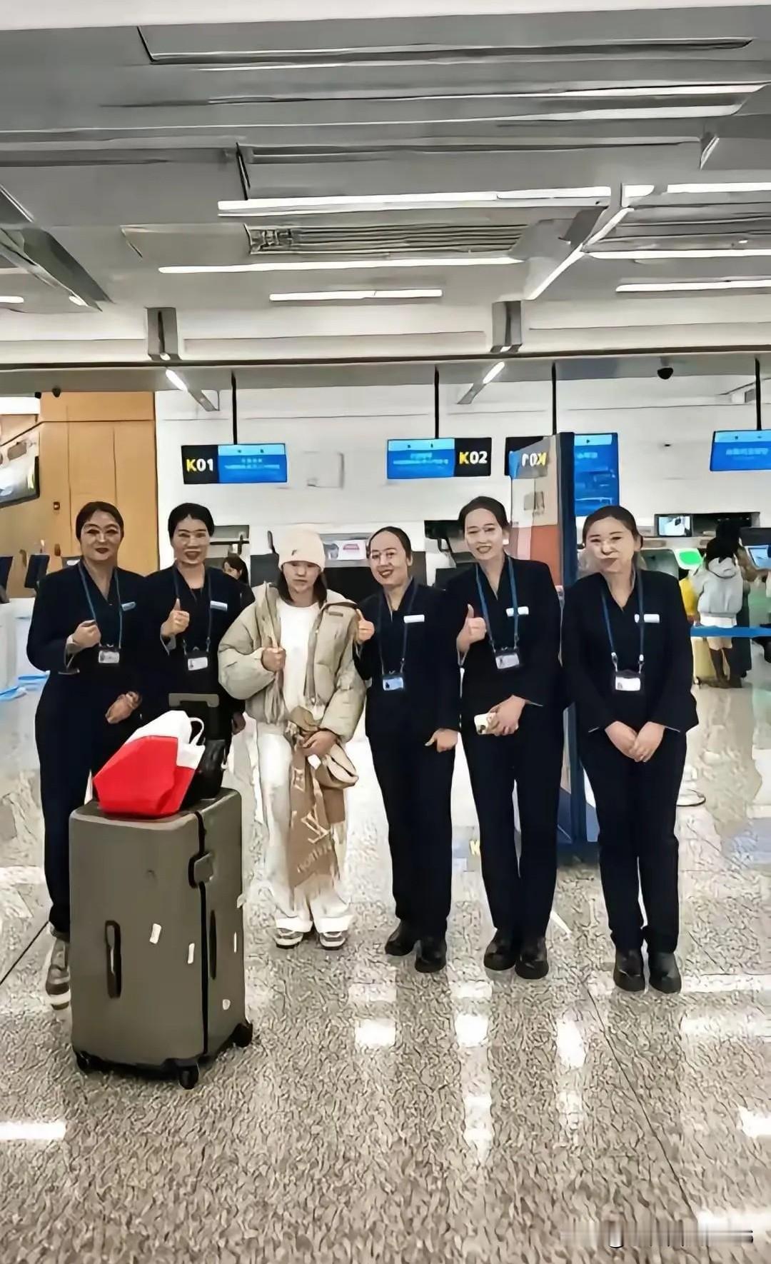 近日，奥运冠军全红婵与空姐的合影引发热议。照片中，她笑容腼腆却灿烂如花，那份未经