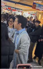 李佳琦主打体力旺旺主打美丽李佳琦复刻搬货名场面拼体力，旺旺轻松走秀hold住美丽