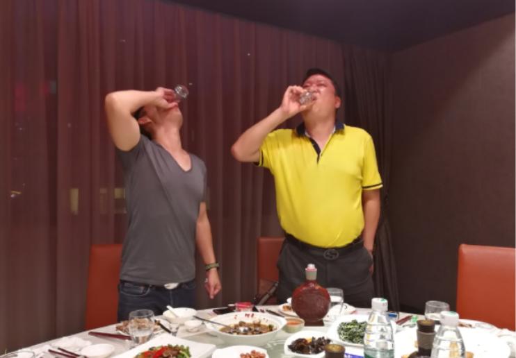 平日酒肉常相守，
危难转身各自走，
莫交虚情酒桌客，
知心一二便足够。