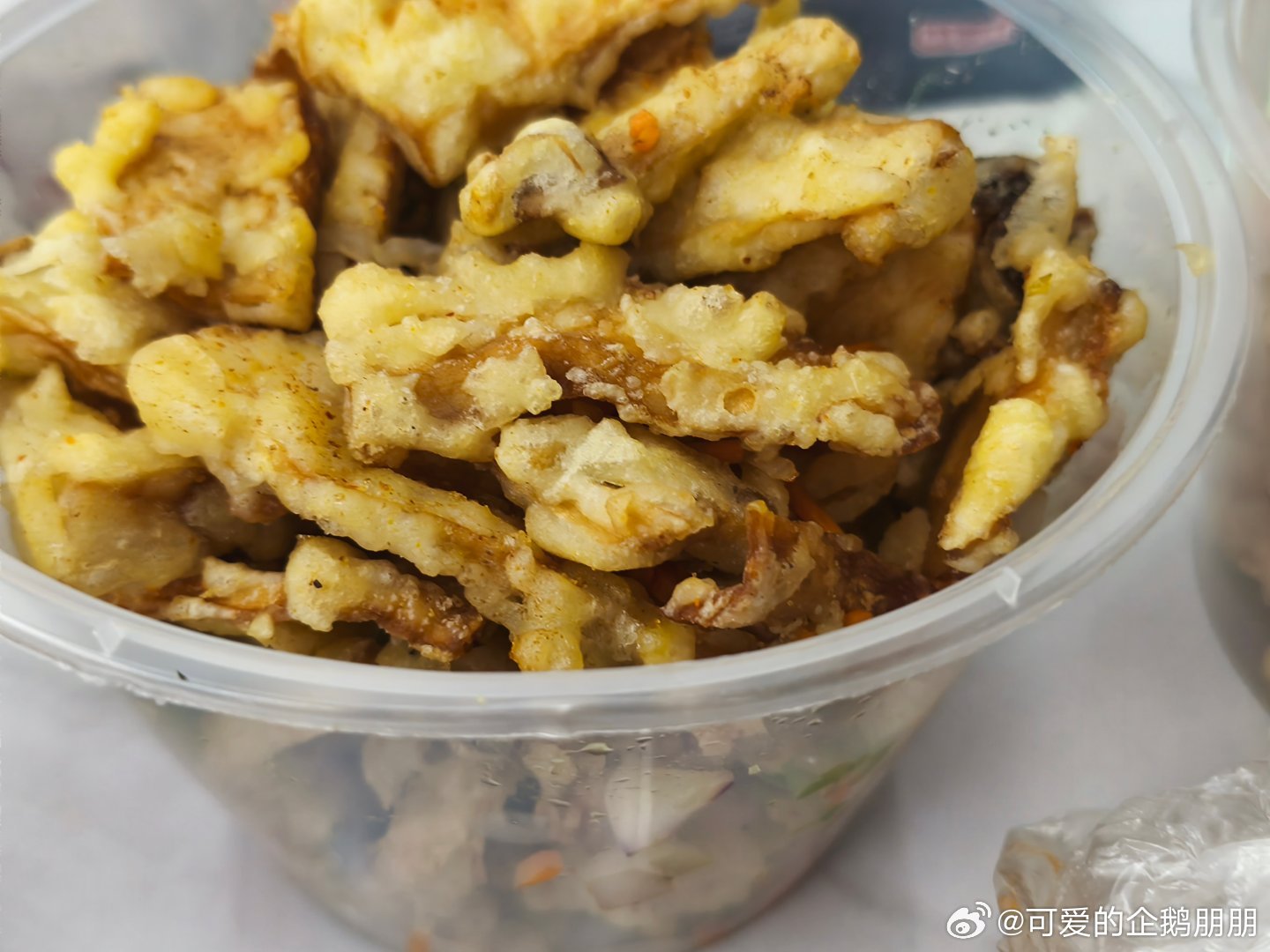 晚上好！！逛了老家夜市。愣是一样没买，去饭店打包了几个菜！这不就是炸小酥肉炸蘑菇