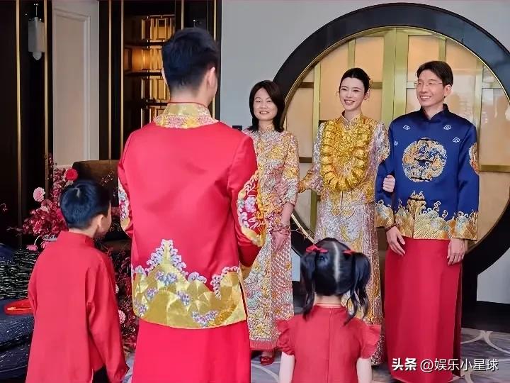 奚梦瑶的中式婚服上，胸前那串大金镯子格外抢镜，金光一闪，豪门婚礼的分量感立刻出来