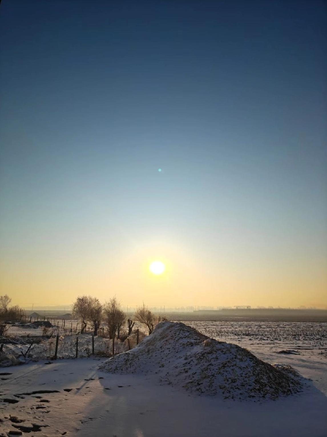 分享一张最近随手拍的照片这张图片是手机拍摄于我的家乡，晨光中的故乡依然是那么美丽