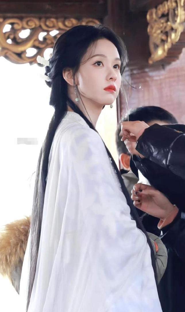 陈都灵被内涵了
今天好几个热搜说高学历小花是木头美人，说她爱营销高学历等，很多人