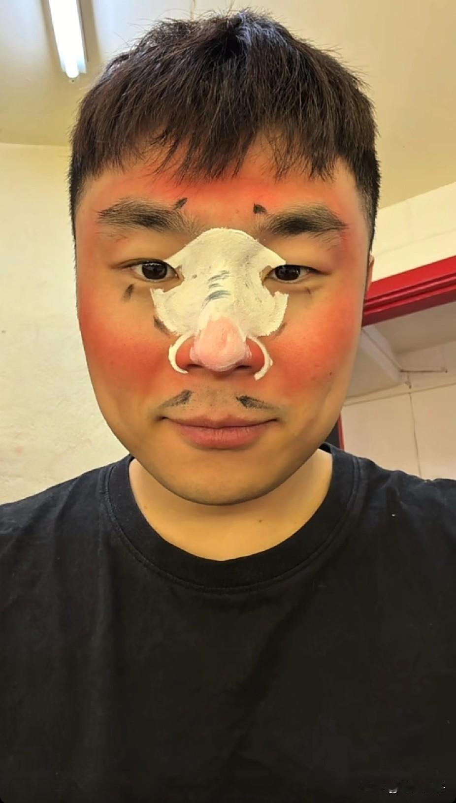 完了， 本来唱戏就被骂都是梆子味，糟蹋国粹！这次郭德纲估计更得挨骂了，在国外居然