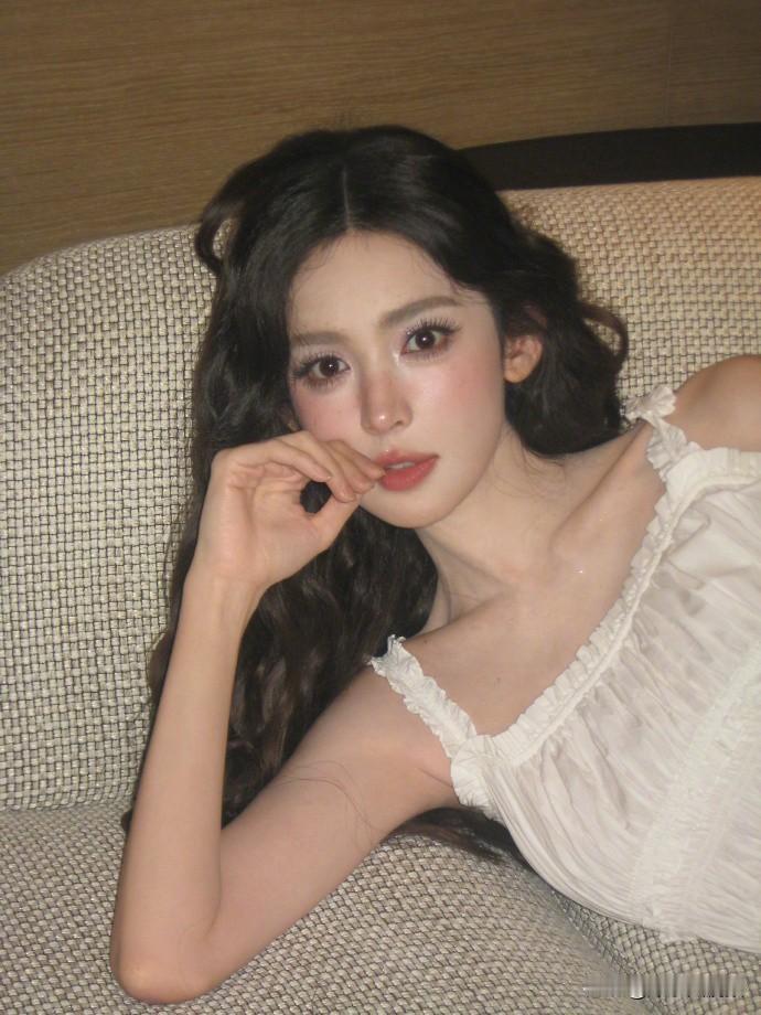 ❤️娜扎最新照片，破碎感和温柔感同时拉满，光是看着就被美到失语，每一帧都像从电影