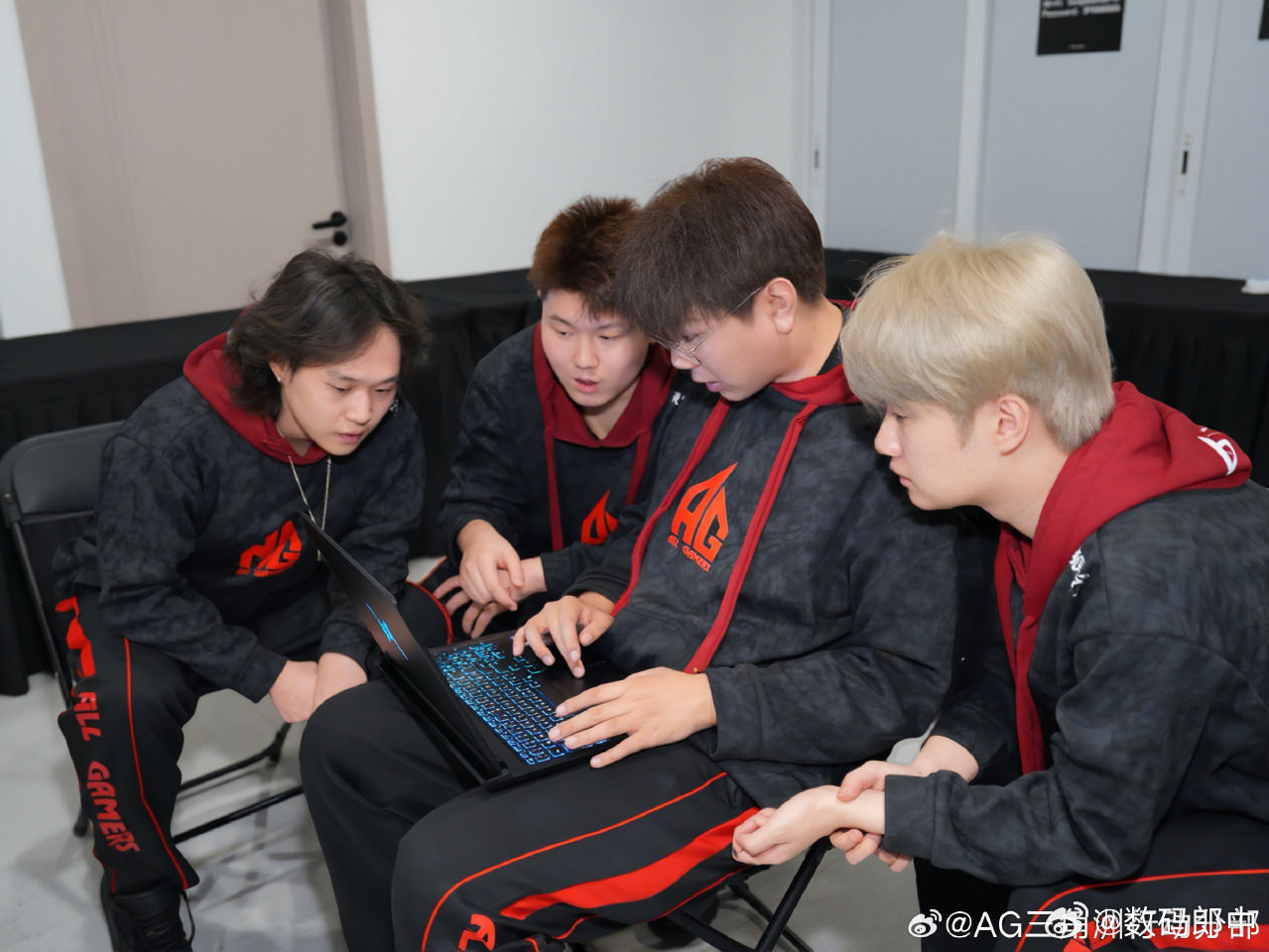 三角洲曝光荣耀WIN游戏本真机 荣耀WIN系列游戏本亮相了，外观看着想当战斗力，