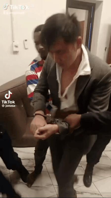一名中国男子在非洲某国遭到非法拘禁！
他还受到了当地人的百般凌辱！
我们把非洲兄
