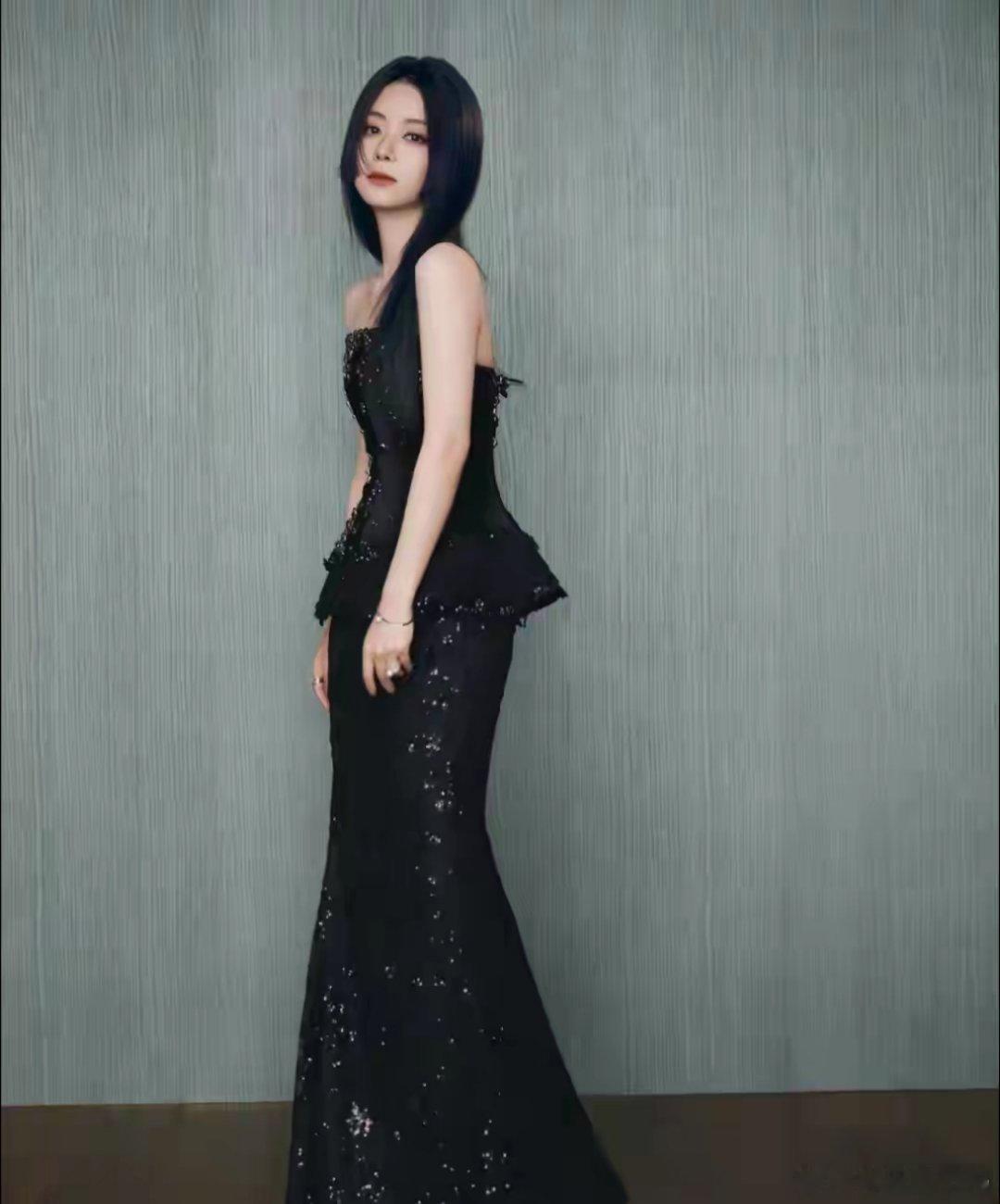 谭松韵最新活动蓝长直公主切配黑色抹胸裙反差感拉满…… ​​​