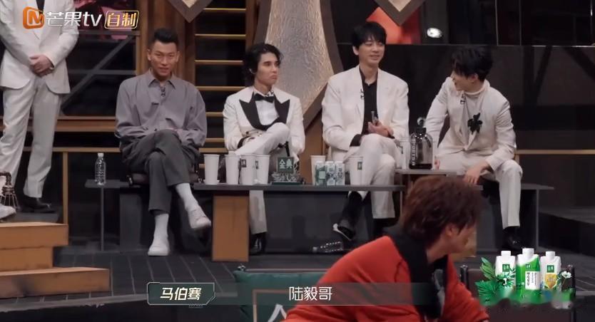 我去！陆毅要不要这么拼啊！！~~~

《披哥》二公舞台，着实被陆毅给惊着了，他跳