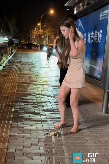 一句“Money girl”，刺痛无数国人的心
 
深夜的城市街边，一位女子醉酒