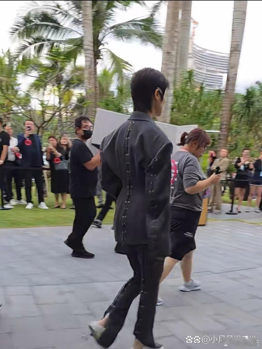 李宇春这衣服，前面瞧着普普通通，后面瞅着个性十足，设计感超强。 