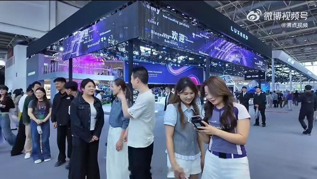 永远要给生活埋彩蛋00后北京车展领鸡蛋车展内卷不存在，00后随性自在，排队领鸡蛋