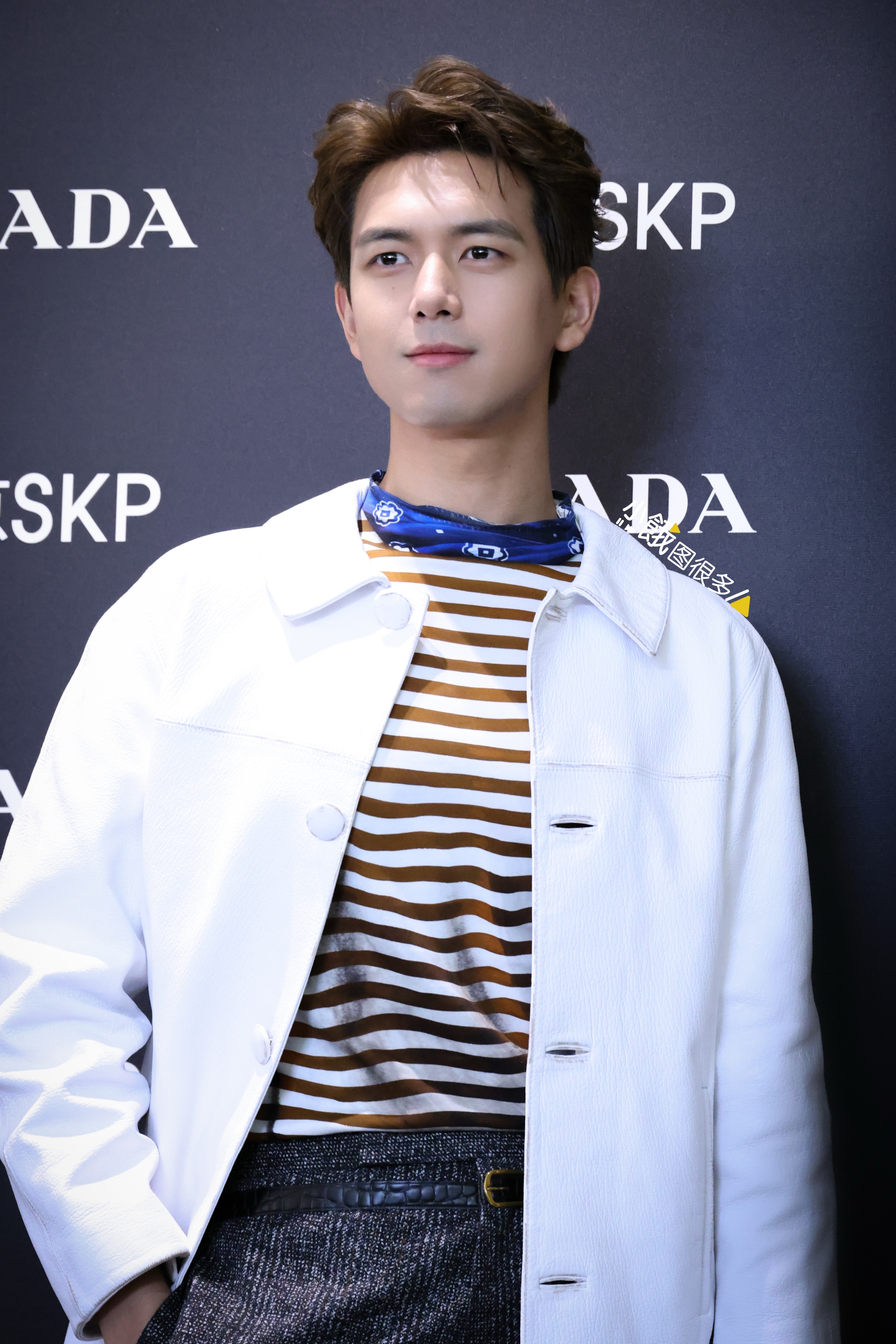 李现白衣好清爽  20241215 李现活动高清图集4p，白色外套条纹衫的搭配好