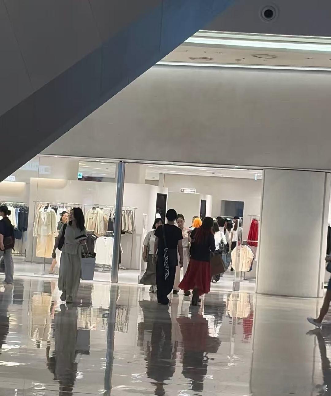 韩国偶遇泫雅龙俊亨逛街韩国偶遇泫雅龙俊亨逛街！网友偶遇泫雅龙俊亨逛街