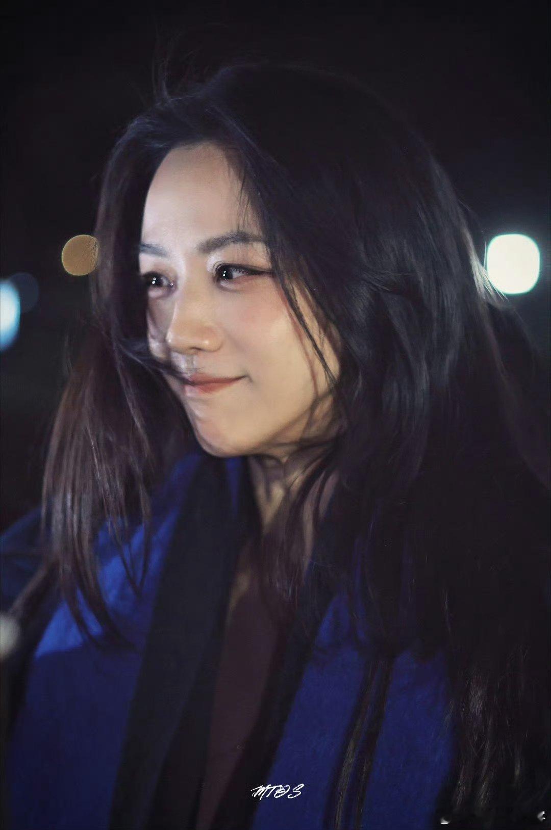 汤唯 让我看看你的脸 粉丝举着镜头追着拍，她却温柔转头要“看粉丝的脸”，这一互动