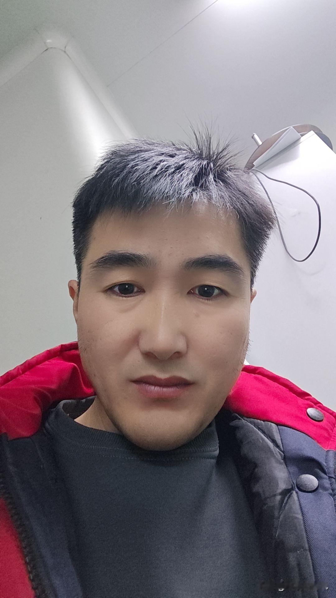 新网络时代，平凡的东西也突然能上热搜。

一片菜叶子火了，围观杀年猪火了。

那