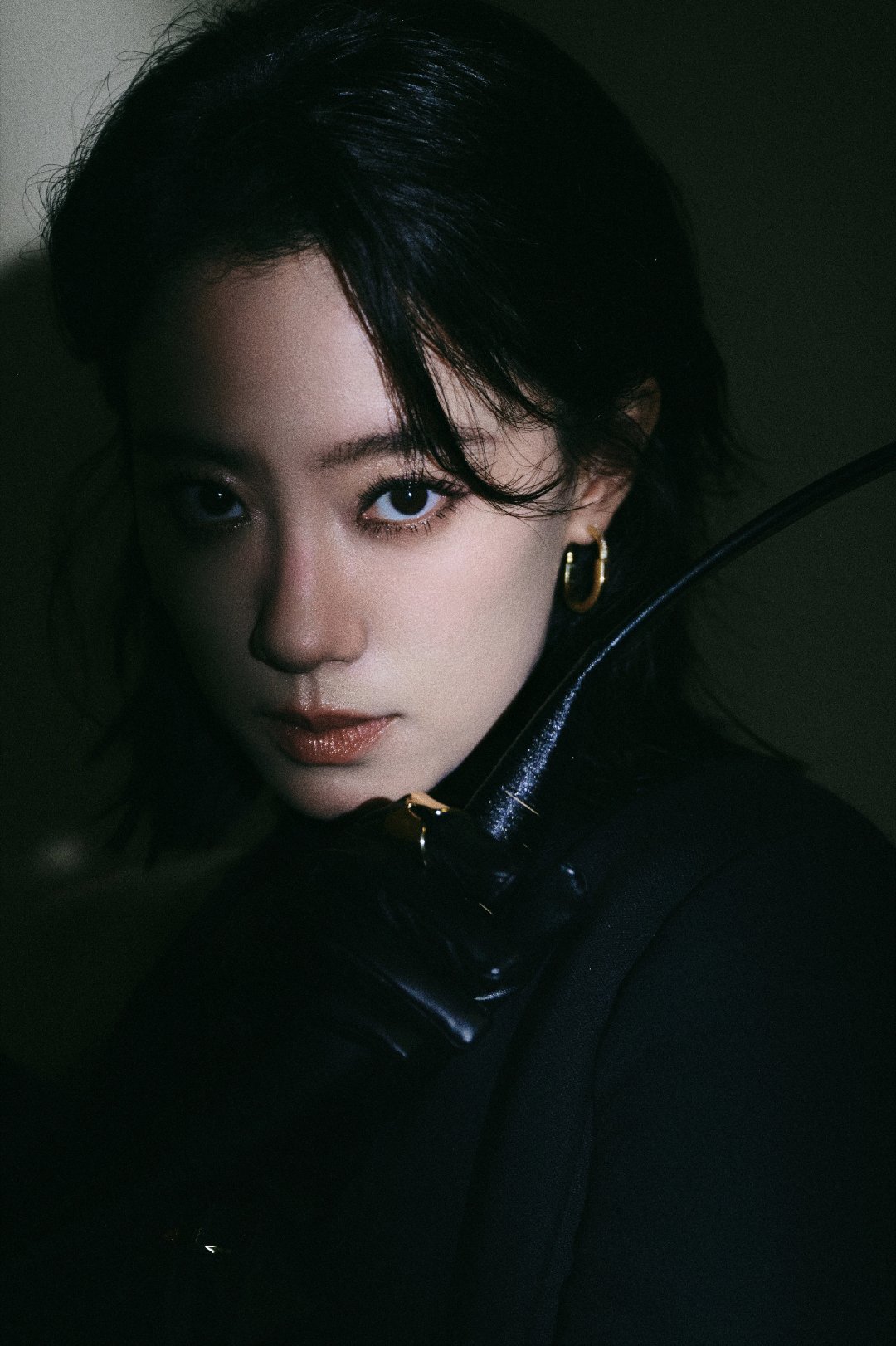 #张小斐鼻梁腮红绝美##张小斐鼻梁腮红# 张小斐allblack造型好酷哦，鼻梁