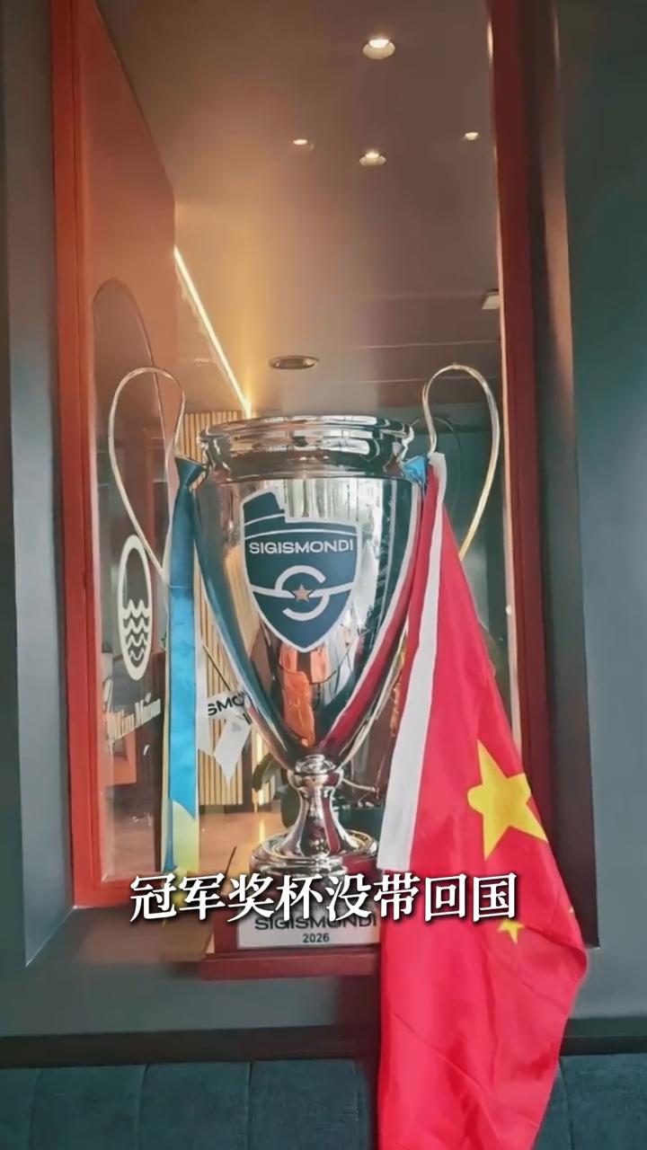 冠军奖杯没带回国，留在了罗马一家中餐厅的柜台上。疯了吗？没疯。足球小将罗马7场全
