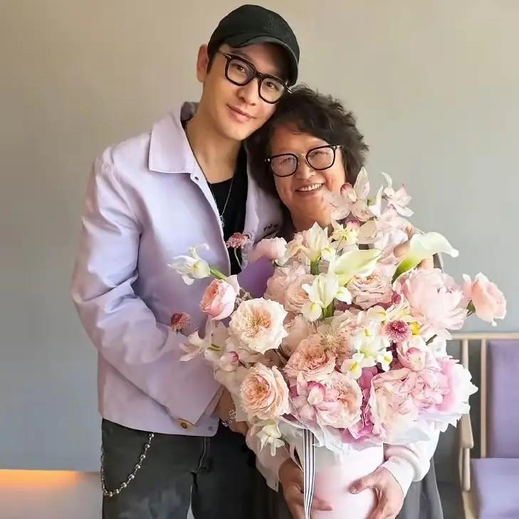 说出来你可能没想到，这位在荧幕前叱咤多年的男演员，私下居然是圈里公认的大孝子？5