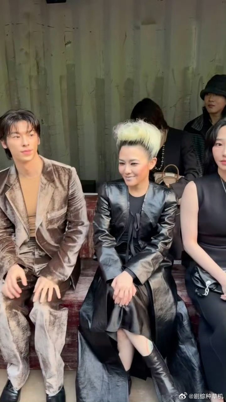 许光汉范晓萱白百何同框看秀许光汉范晓萱白百何同框 许光汉范晓萱白百何同框看秀 