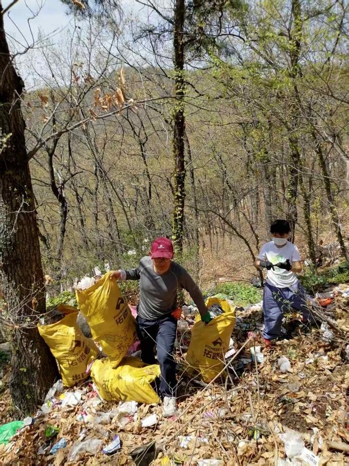 近日，济南一支默默捡拾山体垃圾的净山队伍，在社交平台悄然走红，240名市民自发组