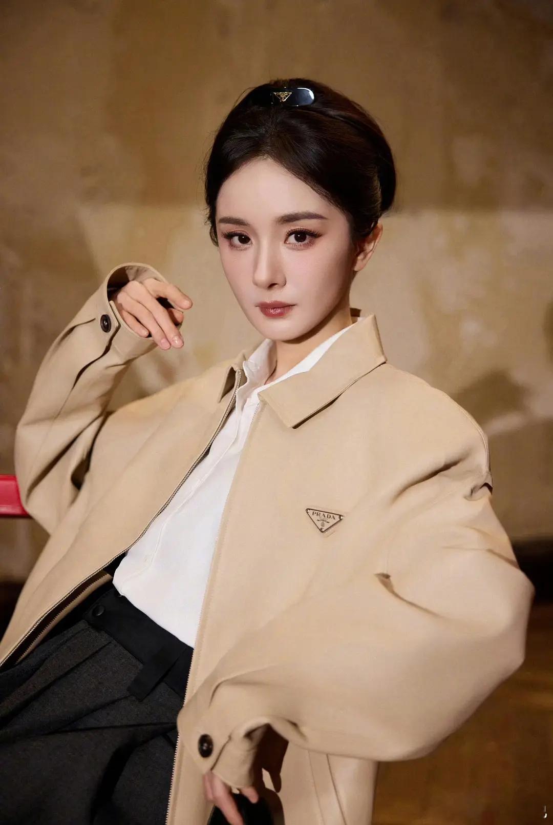 杨幂今日活动新造型，全套上身PRADA