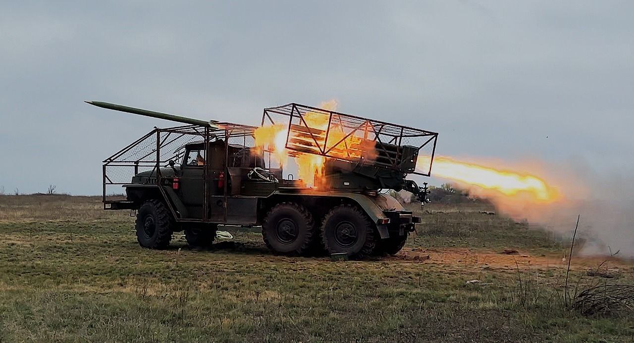 俄乌战争  素材存档，俄乌冲突中的乌军火箭炮、自行火炮。简单粗暴的毛系粗犷美学坦