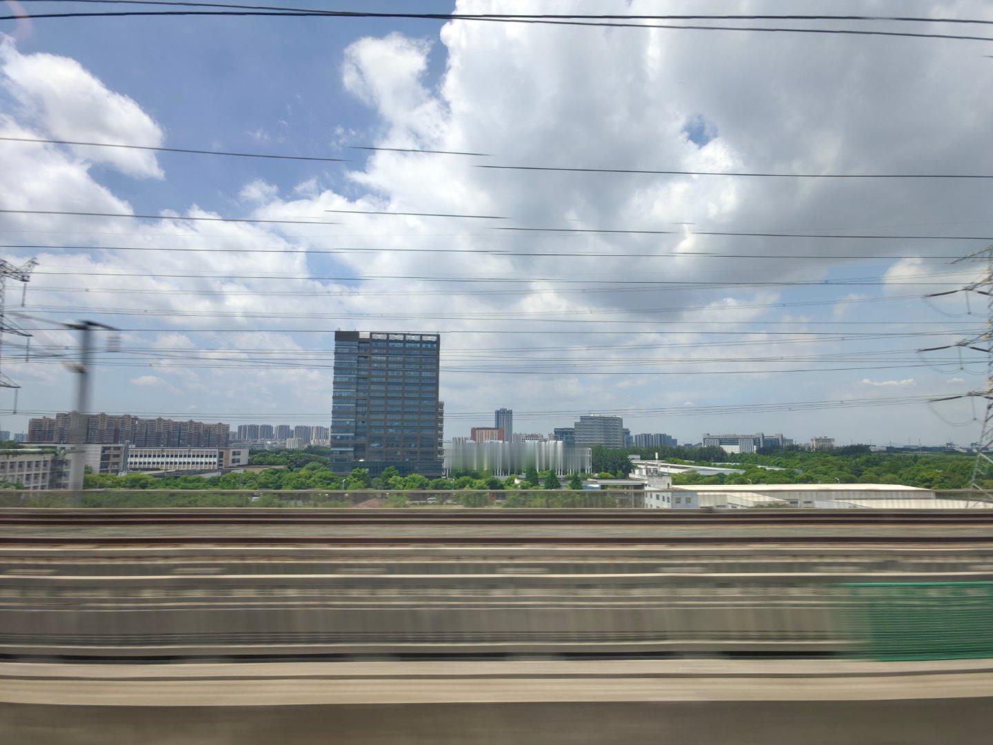 到南京了，天气还不错 