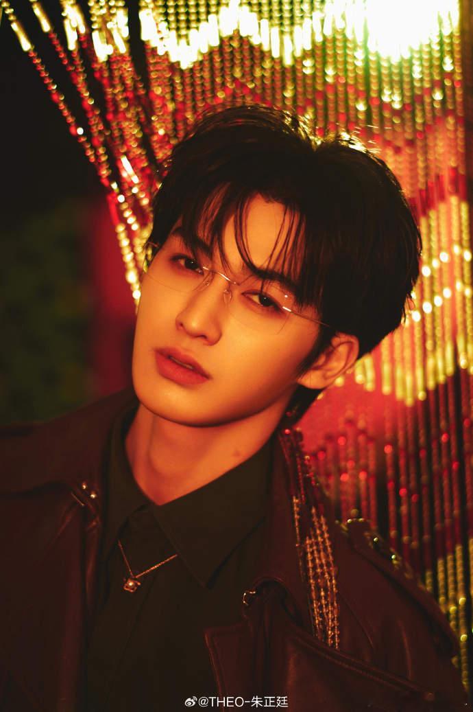 朱正廷生日直播 生日快乐呀！微博直播间见证大家的陪伴💙 谢谢你一直以来的努力和