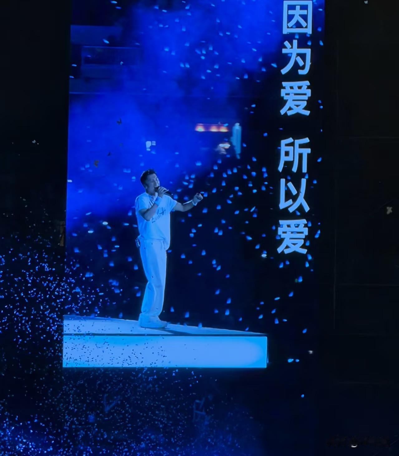 王菲好幸福，这么多年男朋友也不老...还会唱歌...谢霆锋也好幸福，这么多年天后