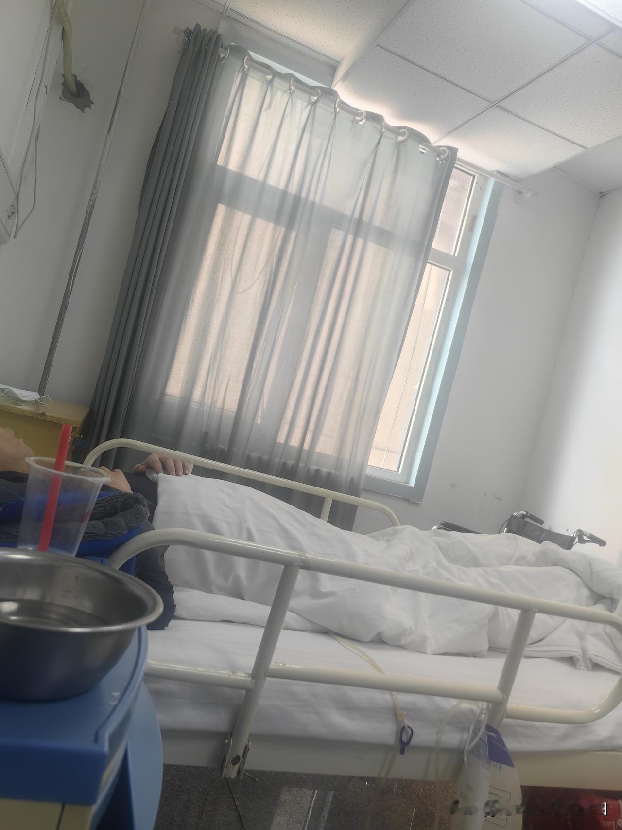 今天一早，姐夫来了，姐夫用轮椅推着二红，我在旁给照护着，走到半道，轮椅的轮胎坏了