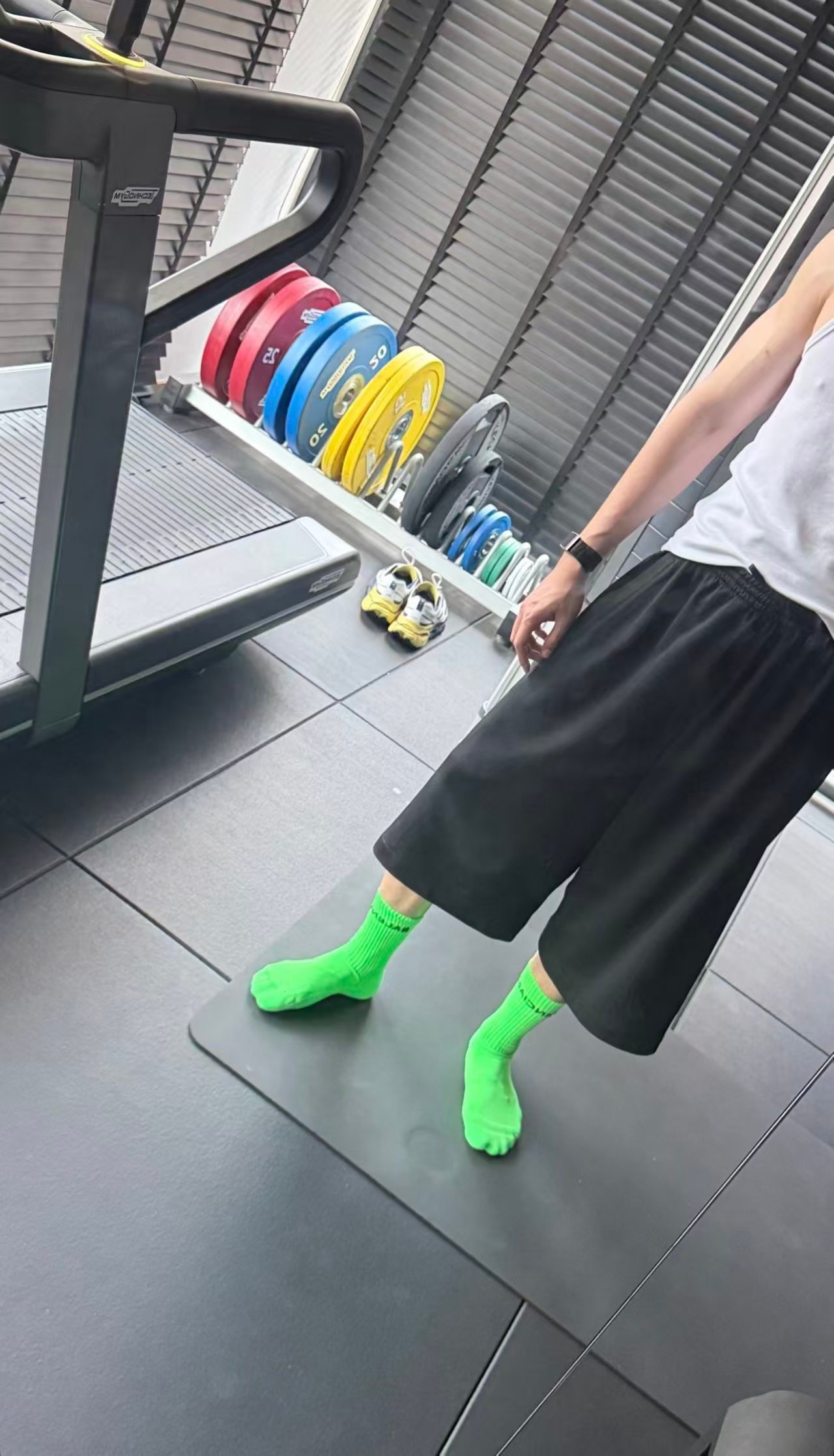 zeenewzeenunew 哥你这袜子太亮眼了哈哈哈哈哈哈哈