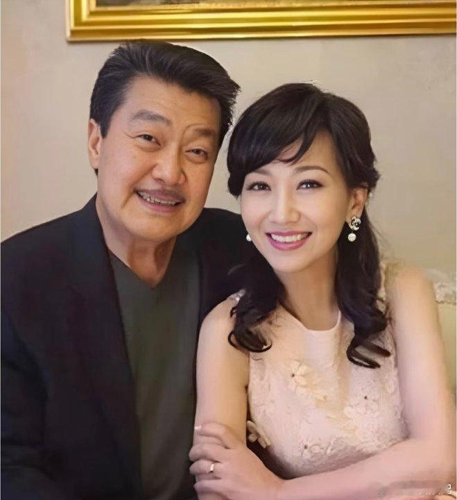 捕风追影有赵雅芝老公儿子看到赵雅芝和老公儿子在一起的样子，就觉得特别温暖，简单的