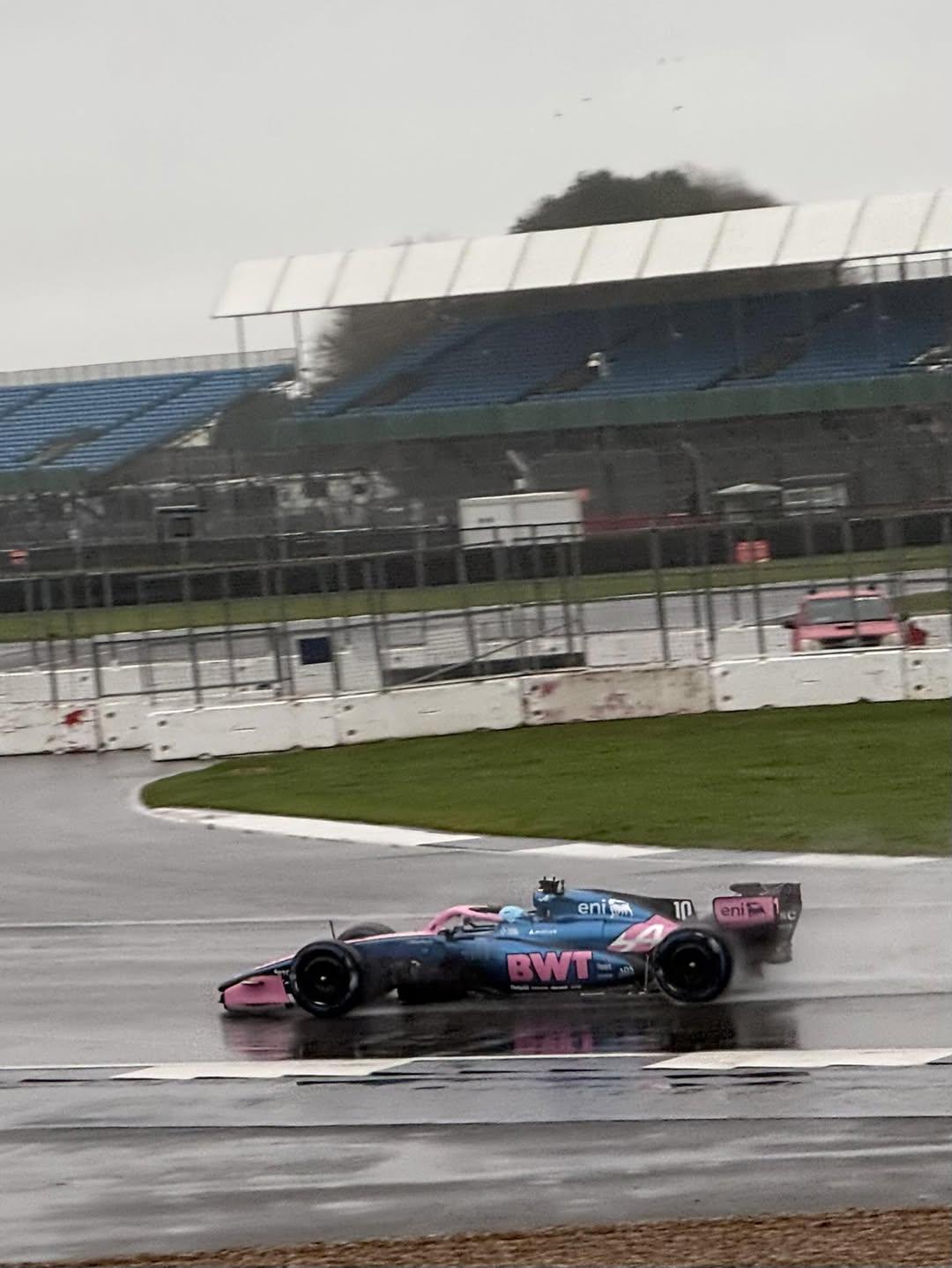 f1 👀看清楚了，是Alpine的A526在银石赛道进行shakedown测试