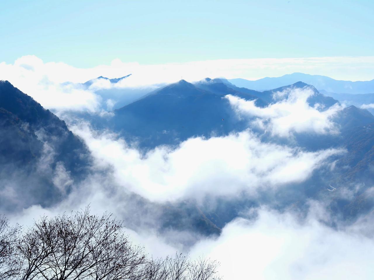 汉中龙头山的景色简直绝无仅有。要是登上山头，极目远眺，云海浩瀚无垠，青山环绕，魅