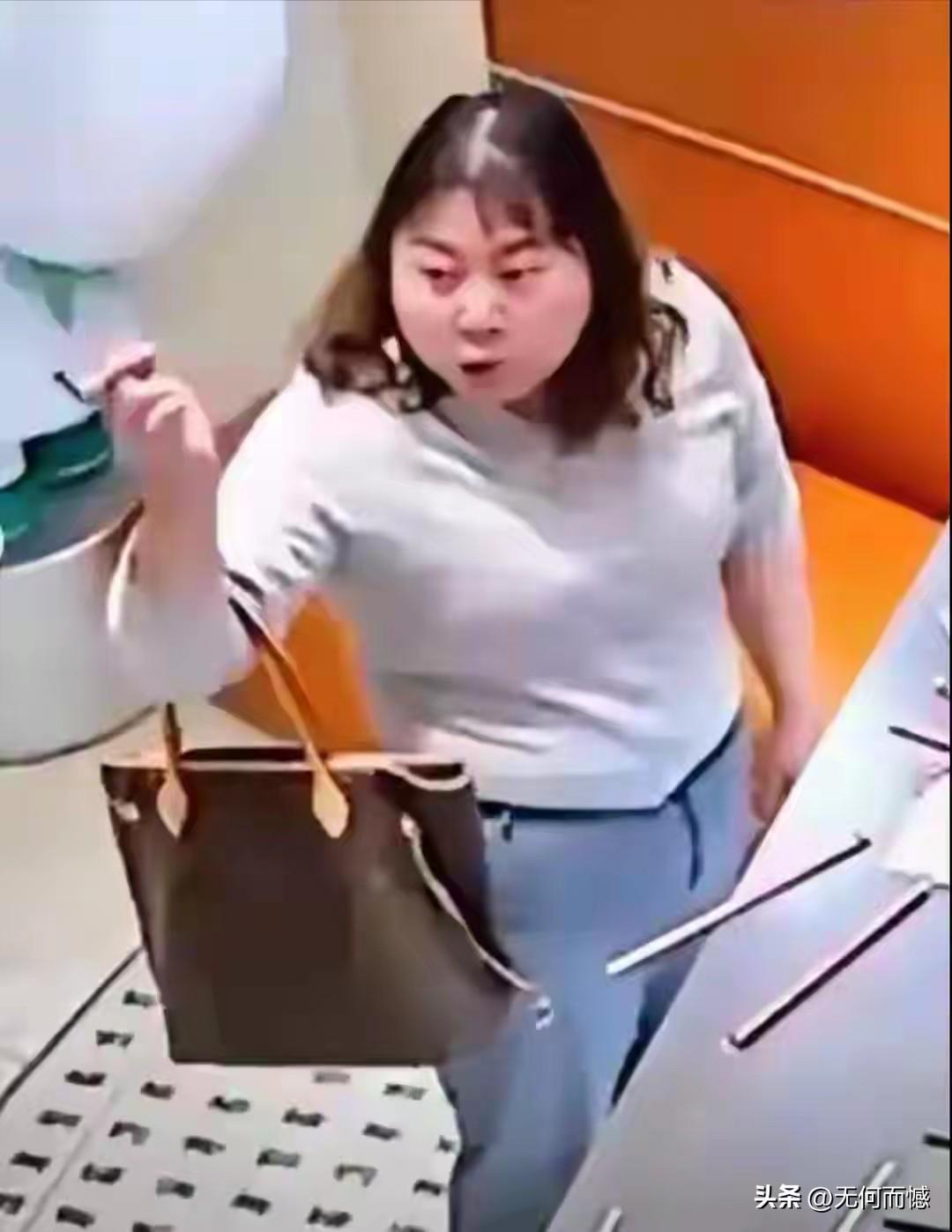 连云港大闹奶茶店的这个女子，真是够霸道的了，就因为工作人员忘了放两根吸管，结果这
