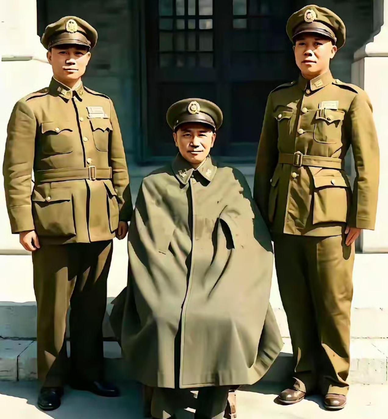 中年后的蒋介石，怕风！所以外出都斗篷罩着，这跟他年轻时在日本留学染上不好的毛病有