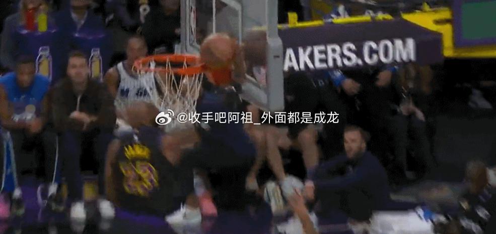今日进行的NBA常规赛，湖人主场迎战魔术。目前半场战罢，湖人暂以56-53领先魔