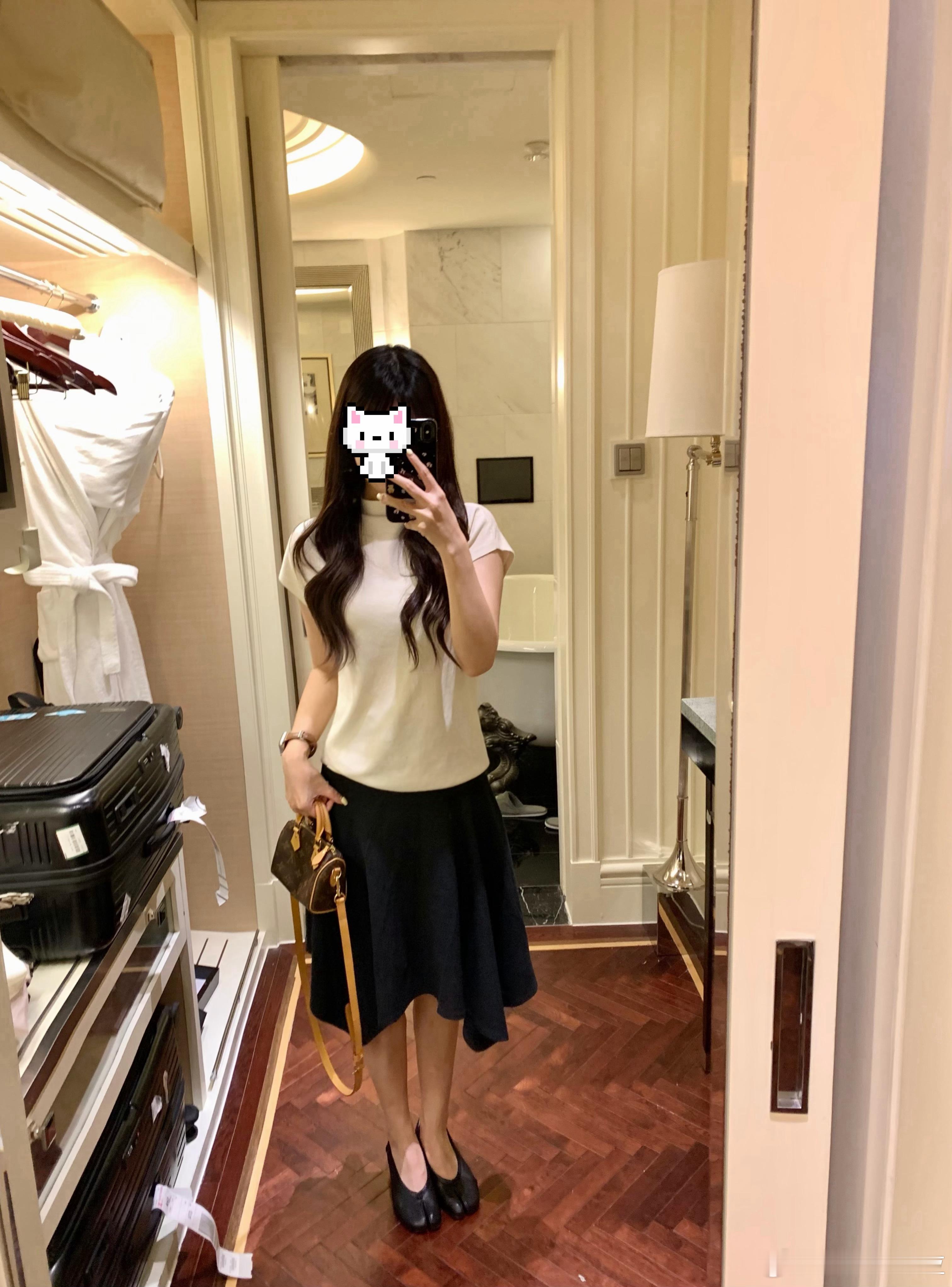 等会有点事情  换上最像大人的一套 