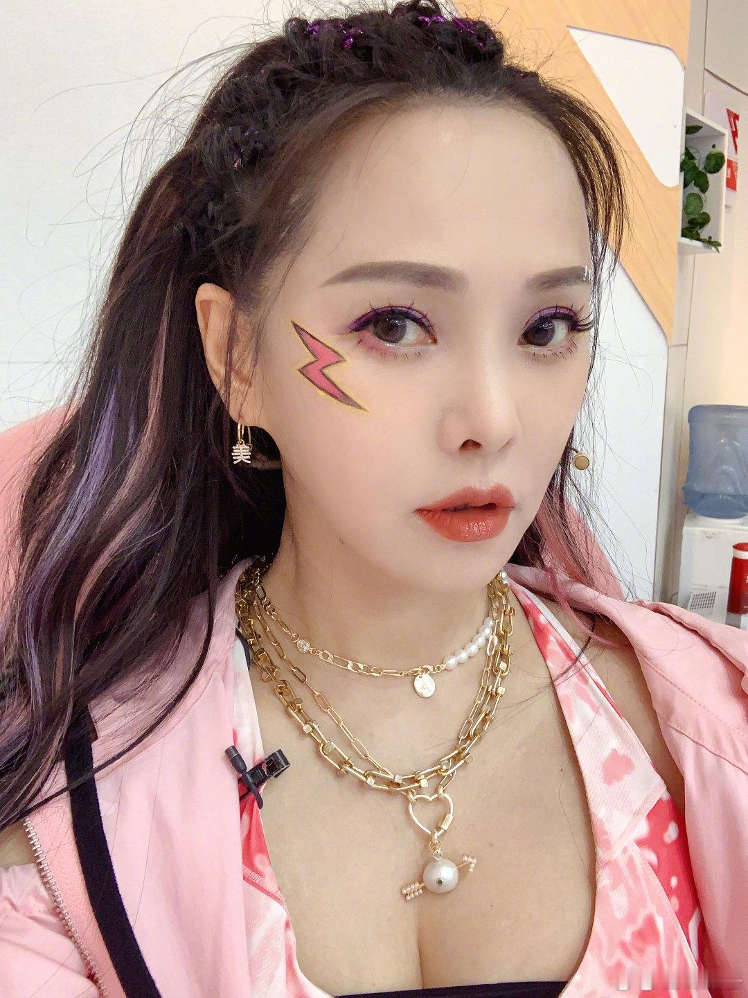 伊能静回应重返浪姐乘风2026伊能静喜欢姐姐这份随心自在，想出发就出发，不被外界