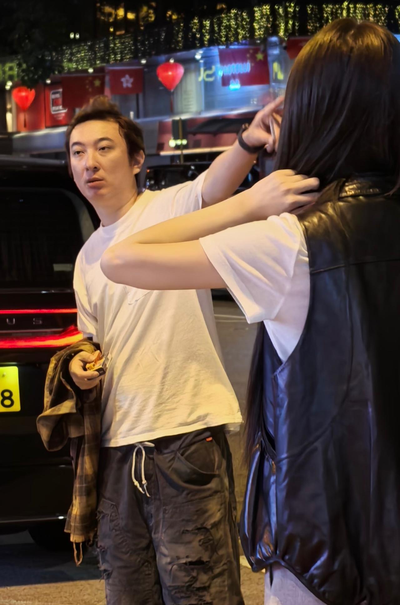 38岁王思聪深夜现身香港街头，坐保姆车生活依旧优渥，眼神黯淡看着好疲惫，发际线严