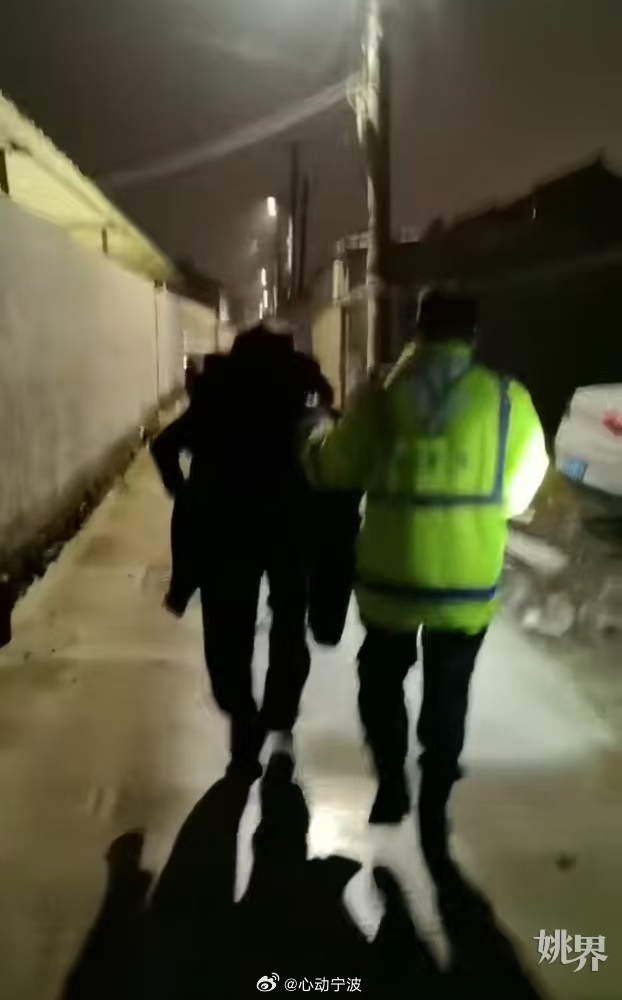 宁波余姚九旬老人雨夜走失救援队深夜寻回 近日，余姚梨洲街道一名90岁阿尔兹海默症