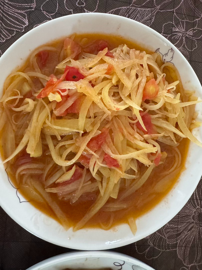 土豆丝，京酱肉丝，摊煎饼。腌肉的时候京酱肉丝酱放少了不过味道还可以哈哈哈哈哈，煎